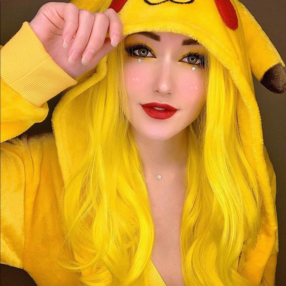 - 22” YELLOW BODY WAVYLACE FRONT WIG *NEW*